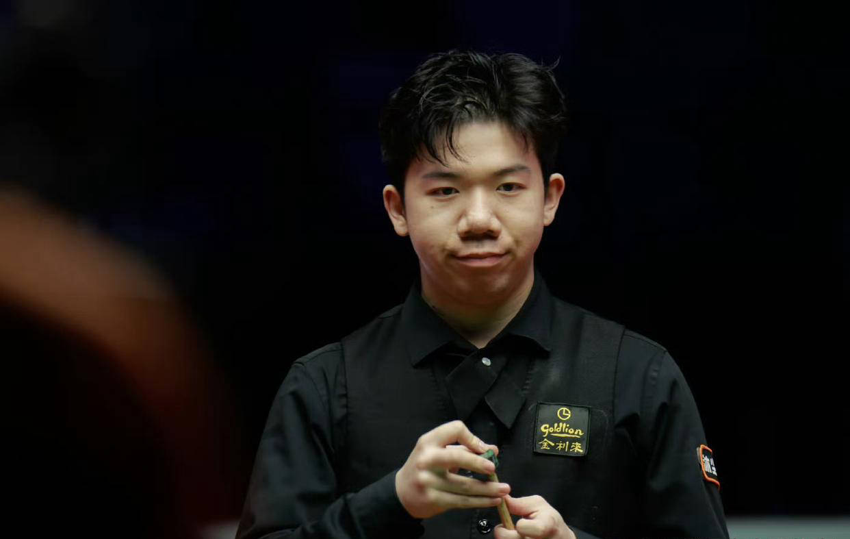 她在场上展 她在场上展