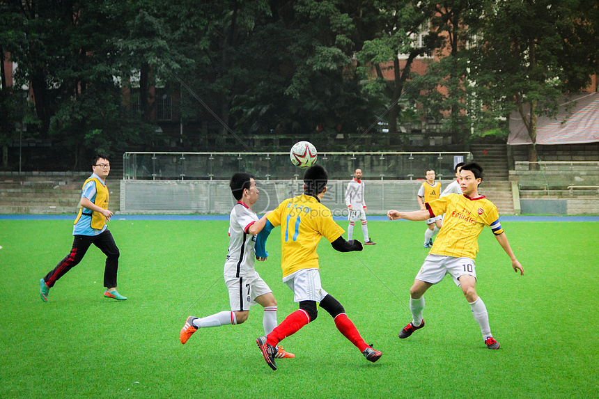 体育欧联杯：因西涅传射建功 那不勒斯3比0战胜华沙莱吉亚