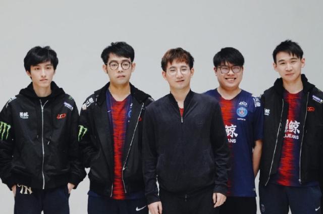 青岛队在防 青岛队在防